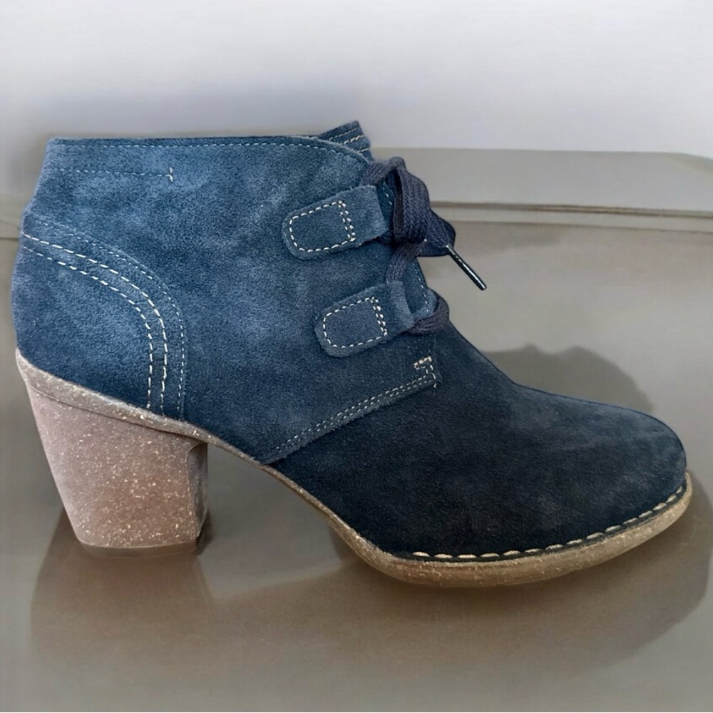 Clarks Artisan Carleta Lyon‎ Nubuck Ankle Bootie Women's Size 9.5 Blue 
Suede